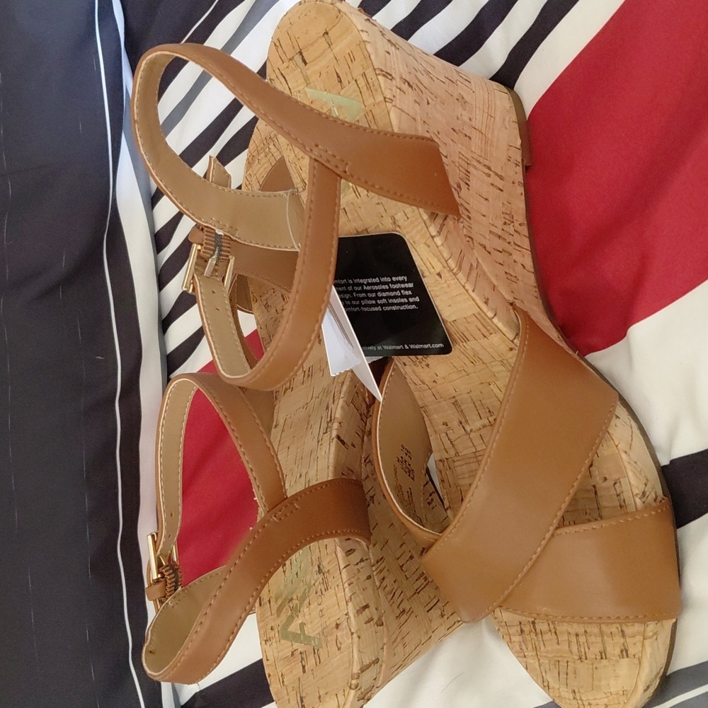 Elegant Tan Strappy Sandals - Picture 4 of 4
